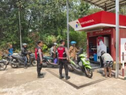 **Patroli Presisi Edukasi Tertib Antrean BBM, Cegah Keributan dan Premanisme di Pertashop Desa Dorong**