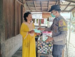 Antisipasi ISPA Akibat Kabut Asap, Bhabinkamtibmas Sebangau Permai Bagikan Masker Gratis ke Warga