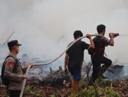 Kapolres Barito Utara Turun Langsung Padamkan Karhutla di Desa Trahean, Pantau Titik Api Gunakan Drone