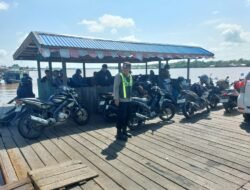 Wujudkan Kelancaran dan Keamanan Aktivitas Penyeberangan, Polsek Kapuas Barat Gelar Patroli dan Gatur Lalin di Pelabuhan Feri Saka Mangkahai