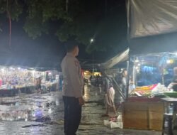 Jamin Kenyamanan Warga di Malam Hari, Personel Polsek Kurun Gelar Patroli Humanis di Taman Kota