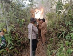 Gotong Royong Lawan Karhutla, TNI-Polri dan Warga Berjibaku Padamkan Api di Timpah