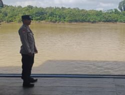 Deteksi Banjir, Polsek Tewang Sangalang Garing dan Pulau Malan Cek Ketinggian Debit Air.