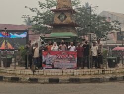 *POLSEK DUSUN TENGAH PERTEGAS LARANGAN KARHUTLA, SPANDUK PERINGATAN DIPASANG DI BUNDARAN AMPAH KOTA*