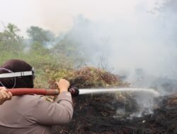 Kapolres Kapuas Bersama Tim Gabungan Lakukan Pemadaman dan Pembasahan Karhutla Di Desa Sei Pitung