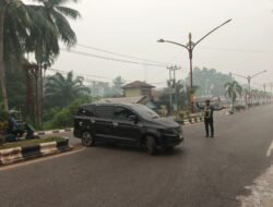 *SATLANTAS BERDIRI TEGAS DI JALAN A. YANI, PASTIKAN ARUS PAGI TETAP LANCAR DAN KESELAMATAN PENGENDARA*