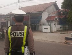 *SATLANTAS PERKUAT PENGAMANAN PAGI, ARUS DEPAN SDN 3 TAMIANG LAYANG TETAP TERKENDALI*