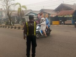 *BERDIRI DI GARIS DEPAN, SATLANTAS PASTIKAN SIMPANG SDN 3 AMAN DAN TERTIB*