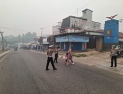 *KAWAL KETAT PUSAT AKTIVITAS WARGA, SATLANTAS PASTIKAN ARUS PASAR TAMIANG LAYANG TETAP LANCAR*
