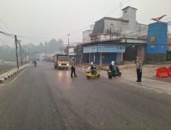 *SATLANTAS KAWAL KETAT AKTIVITAS PASAR DI TENGAH KEPUNGAN KABUT ASAP , ARUS JALAN A. YANI TETAP LANCAR*