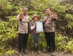 *POLSEK DUSUN TENGAH TURUN KE DESA, SERAHKAN MAKLUMAT KAPOLDA DAN TEGASKAN LARANGAN KARHUTLA*