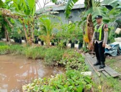 Bhabinkamtibmas Polsek Kapuas Barat Mendukung Masyarakat Dalam Meningkatkan Ketahanan Pangan Bidang Perikanan Di Kelurahan Mandomai