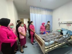 Perkuat Rasa Kekeluargaan, Kapolres dan Bhayangkari Barito Utara Sambangi Personel Sakit Menahun