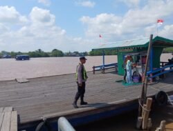 Kabut Asap Selimuti Wilayah Kapuas Barat, Polsek Kapuas Barat Gencarkan Patroli dan Imbauan Keselamatan Transportasi Air di Dermaga Saka Mangkahai