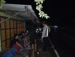 ANGGOTA POLSEK PULAU PETAK LAKSANAKAN PATROLI MALAM, GUNA MEWUJUDKAN KAMTIBMAS KONDUSIF DI WILAYAH KECAMATAN PULAU PETAK