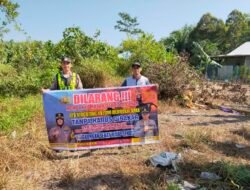 DALAM UPAYA PENCEGAHAN KEBAKARAN HUTAN DAN LAHAN, PERSONEL POLSEK PULAU PETAK SOSIALISASIKAN SANKSI PIDANA PELAKU KARHUTLA KE MASYARAKAT KECAMATAN PULAU PETAK
