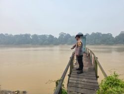 Deteksi Banjir, Polsek Tewang Sangalang Garing dan Pulau Malan Cek Ketinggian Debit Air.