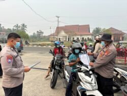 Polres Gunung Mas Bagikan Masker dan Sampaikan Maklumat Kapolda Kalteng
