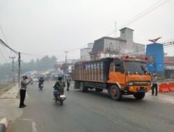 *Kabut Asap Tebal Tak Halangi Pengabdian, Personel Satlantas Polres Bartim Tetap Hadir Atur Lalu Lintas*
