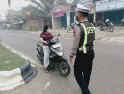 *Cegah Kecelakaan Fatal Personil Satlantas Berikan Teguran Kepada Pengendara Tidak Berhelm*