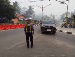 *Kawal Aktivitas Warga Sejak Fajar, Satlantas Bartim Pastikan Simpang Nansarunai Tetap Tertib*