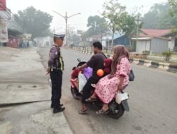 *Personel Satlantas Bartim Siaga, Arus Lalu Lintas di Simpang 3 Nansarunai Berikan Teguran Kepada Warga Yang Melanggar Lalulintas*