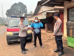 *Kasat Binmas Peduli, Bagikan Masker kepada Warga Desa Sumur dan Pengguna Jalan**