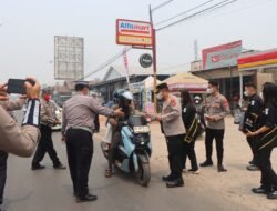 Polri Hadir di Tengah Asap, Kapolres Katingan Bagikan Masker