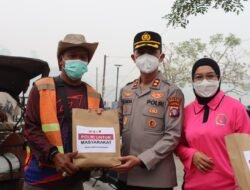 Polres Barito Utara Tebarkan Kebaikan lewat Jumat Berkah, Bagikan Sembako dan Makanan untuk Masyarakat