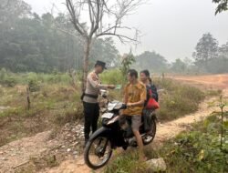 *Tak Hanya Imbauan, Polsek Awang Wujudkan Kepedulian dengan Bagikan Masker kepada Warga*