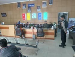 *PAMOBVIT DIPERKETAT, PERSONEL SATSAMAPTA POLRES BARTIM PASTIKAN PEGAWAI BANK KALTENG AMAN DAN KONDUSIF*
