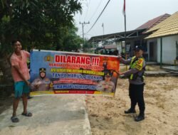 DALAM UPAYA PENCEGAHAN KEBAKARAN HUTAN DAN LAHAN, PERSONEL POLSEK PULAU PETAK SOSIALISASIKAN SANKSI PIDANA PELAKU KARHUTLA KE MASYARAKAT KECAMATAN PULAU PETAK
