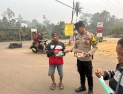 **Polsek Awang Bagikan Masker Gratis, Lindungi Warga dari Paparan Asap Karhutla**