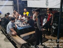 **Sambangi Warga yang Bermain Catur, Tim Patroli Presisi Ajak Jaga Kamtibmas Bersama**