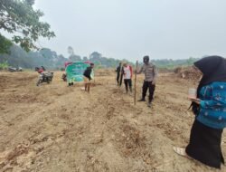 PERKUAT KETAHANAN PANGAN, POLSEK HANAU BERSAMA WARGA GARAP LAHAN JAGUNG 5 HEKTARE