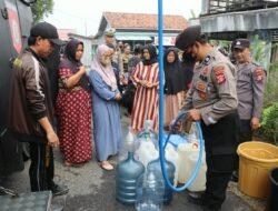 Hadapi Dampak Musim Kemarau, Polres Sukamara Salurkan Air Bersih untuk Bantu Kebutuhan Warga Kelurahan Padang