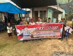 *Bhabinkamtibmas Desa Tangkan Pasang Imbauan Karhutla di Lokasi Warga Berkumpul, Bagikan Maklumat Kapolda Kalteng**