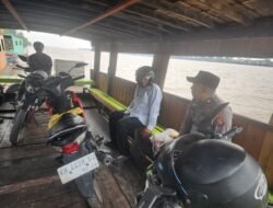 PASTIKAN KAMTIBMAS KONDUSIF, PERSONEL POLSEK PULAU PETAK LAKSANAKAN PATROLI DIALOGIS DERMAGA PELABUHAN PENYEBERANGAN DESA SEI TATAS HILIR