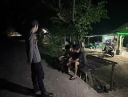 Patroli Malam, Polsek Awang Sampaikan Imbauan Tertib Berlalu Lintas kepada Masyarakat