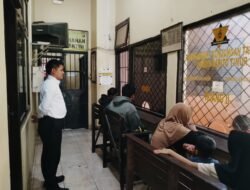 *PERKUAT PENGAWASAN, SAT TAHTI POLRES BARTIM PASTIKAN KIRIMAN KELUARGA UNTUK TAHANAN AMAN*