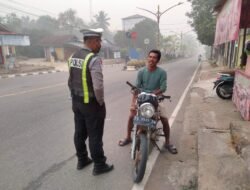 *KUATKAN KESELAMATAN BERKENDARA, SATLANTAS POLRES BARTIM EDUKASI PENGENDARA DI SIMPANG KARTIKA*