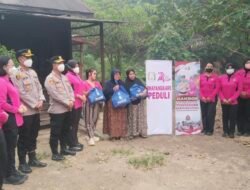 *Kapolres Bartim Bersama Bhayangkari Salurkan Bansos, Hadir Meringankan Beban Warga Desa Ampah II**