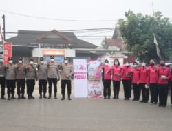 *Peduli Kesehatan Warga di Tengah Kabut Asap, Kapolres Bartim Bagikan Masker Gratis di Ampah**