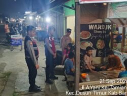 Satsamapta Polres Bartim Berikan Edukasi Kamtibmas di Lingkungan Angkringan Jalan A. Yani