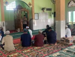 Bhabinkamtibmas Sampaikan Imbauan Larangan Bakar Lahan Melalui Imam Masjid Saat Salat Jumat