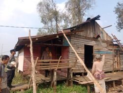 Peduli Sesama, Polsek Kapuas Timur Bantu Warga Terdampak Angin Kencang