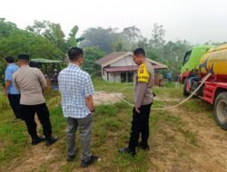 Polres Gunung Mas Melaksanakan Patroli dan Pembagian Air Bersih bagi Warga Terdampak Kemarau Bersama Perumdam Maruang Duhung
