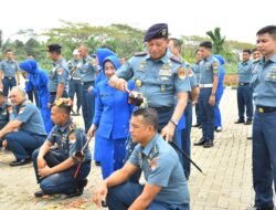 Upacara Kenaikan Pangkat Personel Kodaeral XII Dilanjut Tradisi Siram Kembang