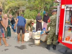 Koramil Pandawan Salurkan Air Bersih, 251 KK Warga Banua Hanyar Terbantu