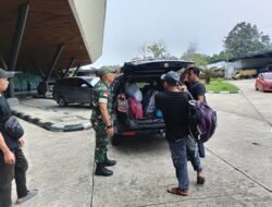 Perketat Pengawasan di Wilayah Perbatasan RI–Malaysia, Babinsa 02/Sjk Laksanakan Pengecekan Barang Bawaan Pelintas Batas